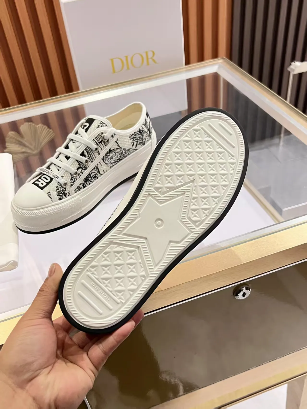 👟👟Ex-factory price 520👟👟 Walk‘n’Dior embroidered mid-top casual shoes are new in 2025. On the fashion stage, Dior embroidered shoes are the well-deserved protagonist. Delicate stitching is used on the upper, every stitch is devoted to the craftsman's efforts, and every thread is woven with artistic poetry. From complex floral patterns to smart geometric textures, embroidery is like the magic that gives shoes life, allowing them to show dynamic beauty even in static conditions.   Wearing Dior embroidered shoes feels like stepping into a dream world full of art. It is not only a pair of shoes, but also a walking piece of art that perfectly integrates fashion and culture. Whether you are strolling on the bustling city streets or attending important social occasions, Dior embroidered shoes can add unique charm to your style and become the focus of everyone's attention.   Choosing Dior embroidered shoes means choosing a persistent pursuit of quality and a unique understanding of fashion. Let it accompany you through every wonderful moment and leave your own fashion mark.  Material: Sheepskin lining, feet, silk cowhide, size 35-41, heel height 5cm